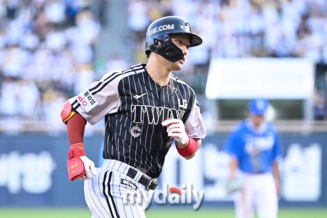 23일 서울 잠실야구장에서 열린 '2026 신한 SOL KBO리그' 삼성 라이온즈와 LG 트윈스 경기. LG 박해민이 3회말 1사에 솔로 홈런을 친 후 그라운드를 뛰고 있다./마이데일리