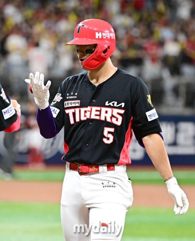 2026년 6월 23일 오후 서울 고척스카이돔에서 열린 '2026 신한 SOL KBO리그' KIA 타이거즈와 키움 히어로드의 경기. KIA 김도영이 3회초 2사 후 안타를 친 뒤 손바닥을 확인하고 있다./고척=유진형 기자 zolong@mydaily.co.kr