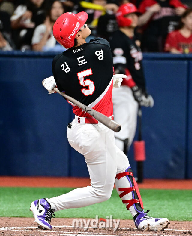 2026년 6월 23일 오후 서울 고척스카이돔에서 열린 '2026 신한 SOL KBO리그' KIA 타이거즈와 키움 히어로드의 경기. KIA 김도영이 3회초 2사 후 행운의 안타를 치고 있다./고척=유진형 기자 zolong@mydaily.co.kr