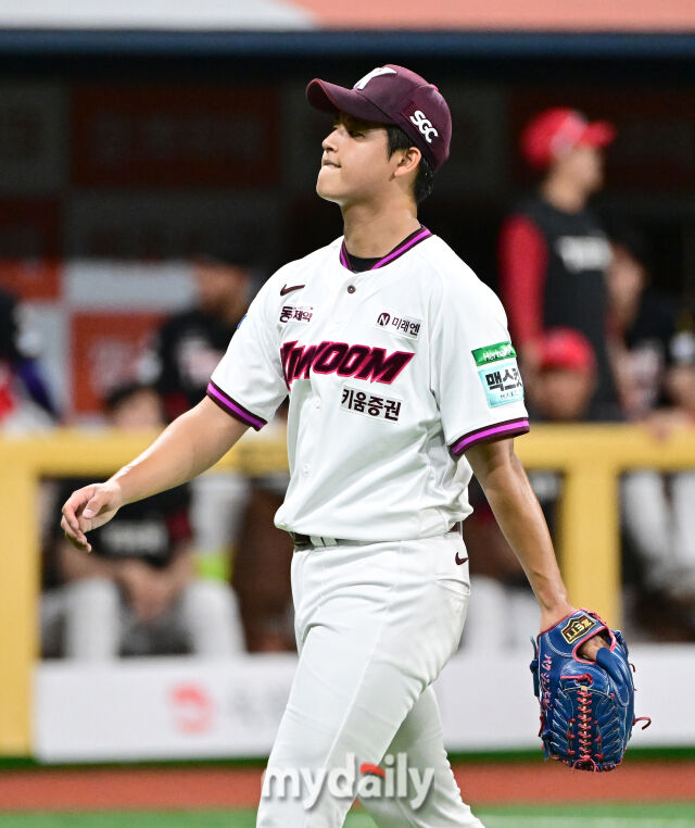 2026년 6월 23일 오후 서울 고척스카이돔에서 열린 '2026 신한 SOL KBO리그' KIA 타이거즈와 키움 히어로드의 경기. 키움 선발투수 박준현이 3회초 2사 1루서 KIA 나성범에게 2점 홈런을 허용한 뒤 아쉬워하고 있다./마이데일리