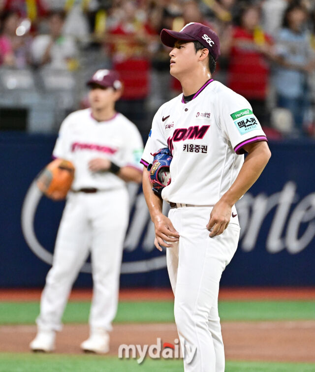 2026년 6월 23일 오후 서울 고척스카이돔에서 열린 '2026 신한 SOL KBO리그' KIA 타이거즈와 키움 히어로드의 경기. 키움 선발투수 박준현이 3회초 2사 후 KIA 김도영에게 빗맞은 안타를 허용한 뒤 아쉬워하고 있다./마이데일리