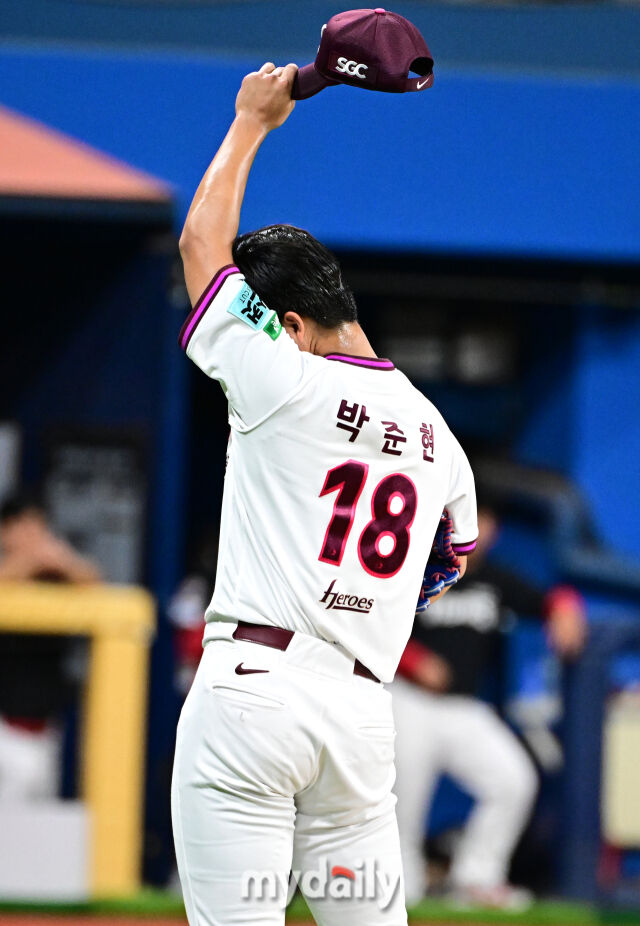 2026년 6월 23일 오후 서울 고척스카이돔에서 열린 '2026 신한 SOL KBO리그' KIA 타이거즈와 키움 히어로드의 경기. 키움 선발투수 박준현이 3회초 2사 후 KIA 김도영에게 빗맞은 안타를 허용한 뒤 아쉬워하고 있다./마이데일리