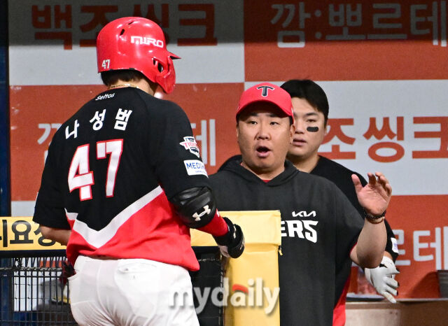 2026년 6월 23일 오후 서울 고척스카이돔에서 열린 '2026 신한 SOL KBO리그' KIA 타이거즈와 키움 히어로즈 경기. KIA 나성범이 3회초 2사 1루서 2점 홈런을 친 뒤 이범호 감독의 축하를 받고 있다./유진형 기자