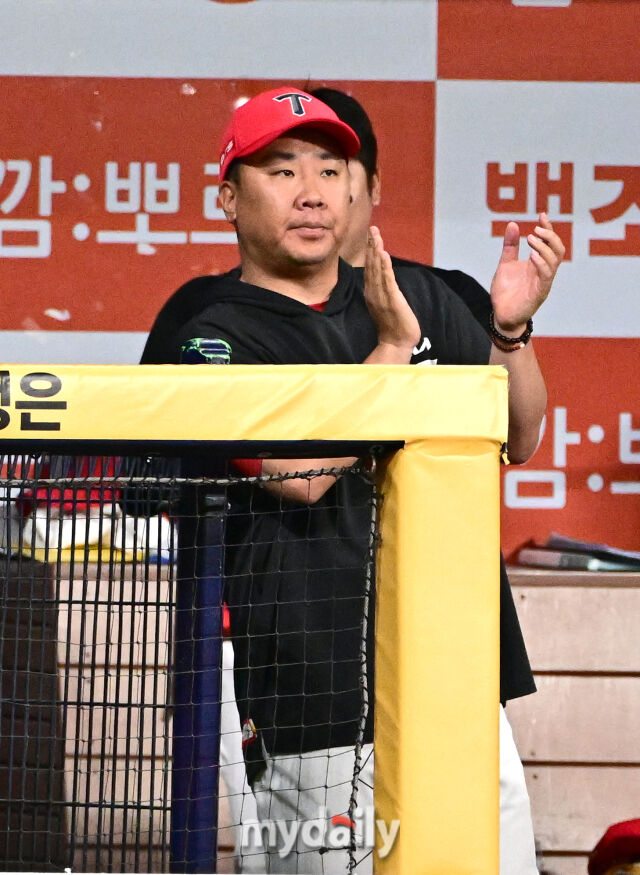 2026년 6월 23일 오후 서울 고척스카이돔에서 열린 '2026 신한 SOL KBO리그' KIA 타이거즈와 키움 히어로드의 경기. KIA 나성범이 3회초 2사 1루서 2점 홈런을 친 뒤 이범호 감독의 축하를 받고 있다./유진형 기자
