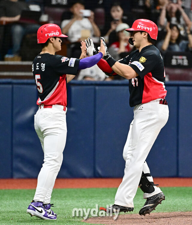 2026년 6월 23일 오후 서울 고척스카이돔에서 열린 '2026 신한 SOL KBO리그' KIA 타이거즈와 키움 히어로드의 경기. KIA 나성범이 3회초 2사 1루서 2점 홈런을 친 뒤 김도영의 축하를 받고 있다./고척=유진형 기자 zolong@mydaily.co.kr