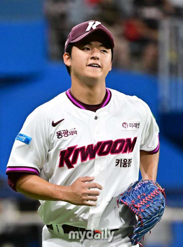 2026년 6월 23일 오후 서울 고척스카이돔에서 열린 '2026 신한 SOL KBO리그' KIA 타이거즈와 키움 히어로드의 경기. 키움 선발투수 박준현이 5회초 투구를 마친 뒤 더그아웃으로 들어가고 있다./마이데일리