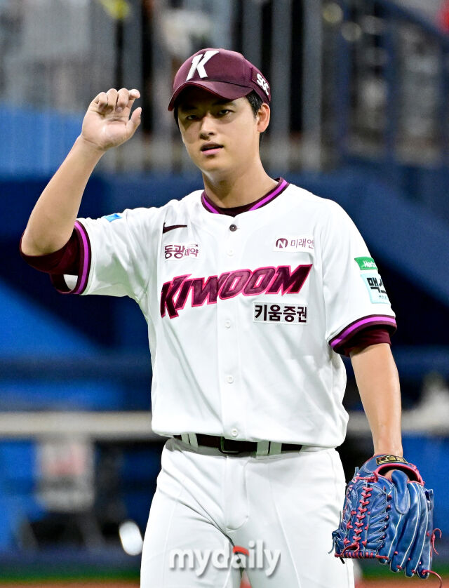 2026년 6월 23일 오후 서울 고척스카이돔에서 열린 '2026 신한 SOL KBO리그' KIA 타이거즈와 키움 히어로드의 경기. 키움 선발투수 박준현이 5이닝 2실점 투구를 마친 뒤 더그아웃으로 들어가고 있다./마이데일리