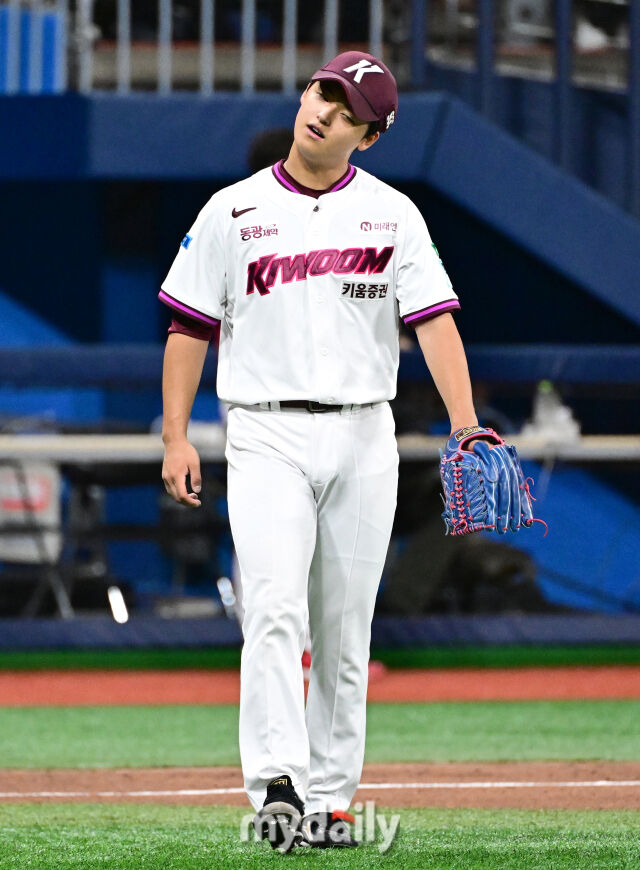 2026년 6월 23일 오후 서울 고척스카이돔에서 열린 '2026 신한 SOL KBO리그' KIA 타이거즈와 키움 히어로드의 경기. 키움 선발투수 박준현이 5회초 2사 1루서 KIA 김도영에게 안타를 맞고 아쉬워하고 있다./마이데일리