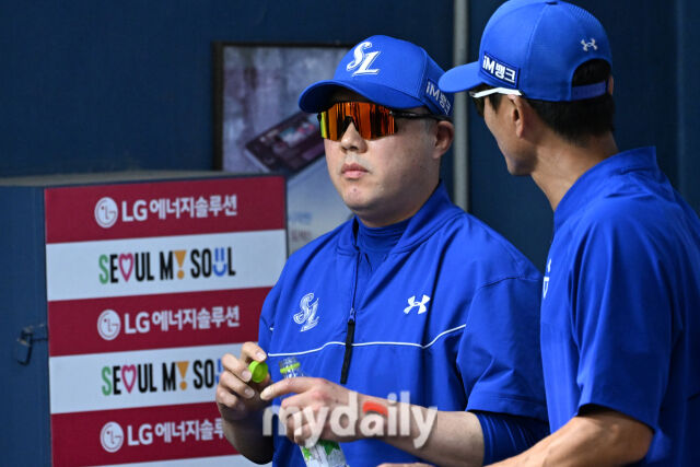 23일 서울 잠실야구장에서 열린 '2026 신한 SOL KBO리그' 삼성 라이온즈와 LG 트윈스 경기. 삼성 박진만 감독이 경기를 지켜보고 있다./한혁승 기자