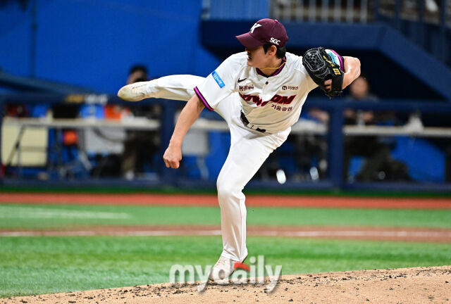 2026년 6월 23일 오후 서울 고척스카이돔에서 열린 '2026 신한 SOL KBO리그' KIA 타이거즈와 키움 히어로드의 경기. 키움 조영건이 6회초 구원등판해 역투하고 있다./유진형 기자