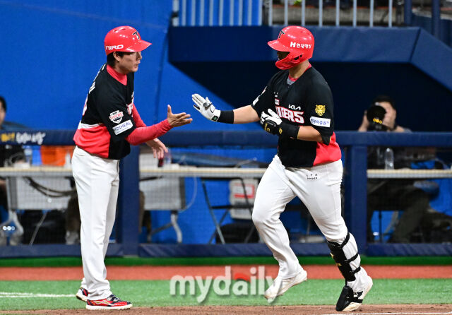 2026년 6월 23일 오후 서울 고척스카이돔에서 열린 '2026 신한 SOL KBO리그' KIA 타이거즈와 키움 히어로드의 경기. KIA 변우혁이 6회초 2사 후 솔로 홈런을 친 뒤 기뻐하고 있다./마이데일리