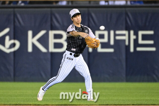23일 서울 잠실야구장에서 열린 '2026 신한 SOL KBO리그' 삼성 라이온즈와 LG 트윈스 경기. LG 구본혁이 6회초 2사 2루에 삼성 김영웅의 타구를 잡아 아웃시키고 있다./마이데일리