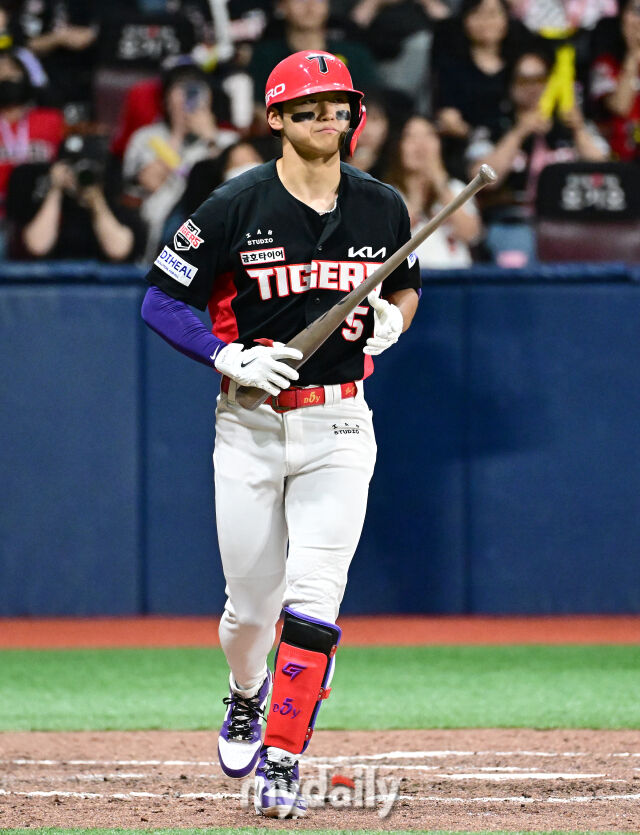 2026년 6월 23일 오후 서울 고척스카이돔에서 열린 '2026 신한 SOL KBO리그' KIA 타이거즈와 키움 히어로드의 경기. KIA 김도영이 7회초 무사 1루서 볼넷을 얻어 나가고 있다./고척=유진형 기자 zolong@mydaily.co.kr