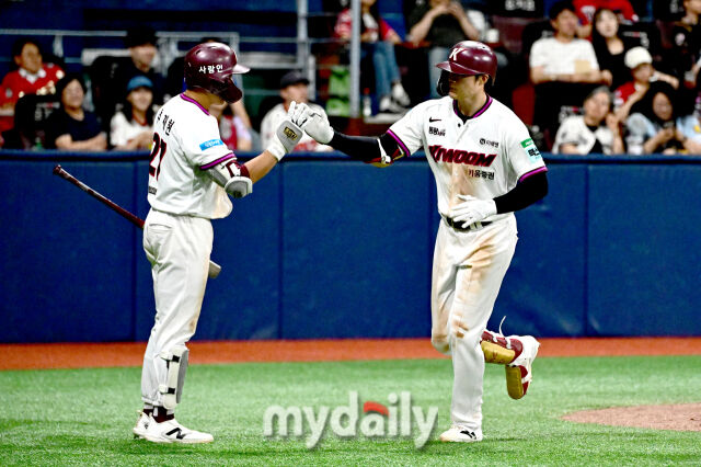 2026년 6월 23일 오후 서울 고척스카이돔에서 열린 '2026 신한 SOL KBO리그' KIA 타이거즈와 키움 히어로드의 경기.<br><br>키움 임병욱이 7회말 선두타자로 나와 솔로 홈런을 친 뒤 기뻐하고 있다.