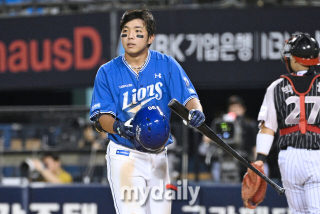 23일 서울 잠실야구장에서 열린 '2026 신한 SOL KBO리그' 삼성 라이온즈와 LG 트윈스 경기. 삼성 김영웅이 8회초 2사 1-2루 삼진을 당한 후 아쉬워 하고 있다./마이데일리