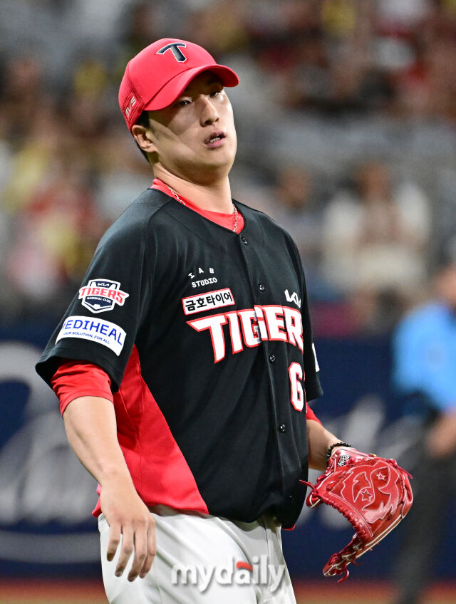 2026년 6월 23일 오후 서울 고척스카이돔에서 열린 '2026 신한 SOL KBO리그' KIA 타이거즈와 키움 히어로드의 경기. KIA 정해영이 8회말 구원등판해 투구를 준비하고 있다./마이데일리