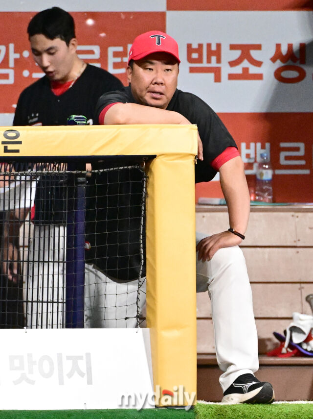 2026년 6월 23일 오후 서울 고척스카이돔에서 열린 '2026 신한 SOL KBO리그' KIA 타이거즈와 키움 히어로드의 경기. KIA 이범호 감독이 지켜보고 있다./마이데일리