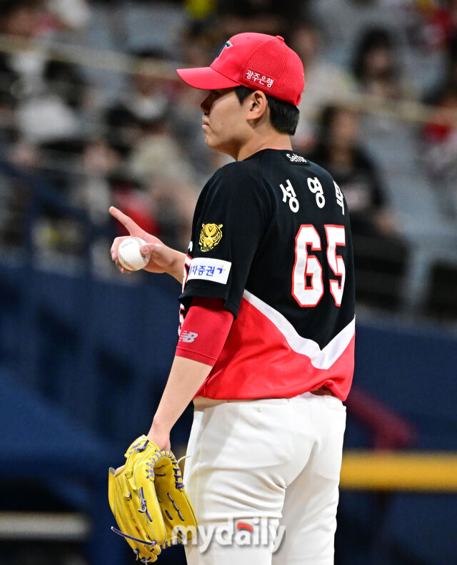 2026년 6월 23일 오후 서울 고척스카이돔에서 열린 '2026 신한 SOL KBO리그' KIA 타이거즈와 키움 히어로드의 경기. KIA 성영탁이 9회말 무사 1.2루서 구원등판해 투구를 준비하고 있다./마이데일리
