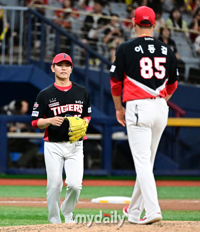 2026년 6월 23일 오후 서울 고척스카이돔에서 열린 '2026 신한 SOL KBO리그' KIA 타이거즈와 키움 히어로드의 경기. KIA 성영탁이 9회말 무사 1.2루서 구원등판하고 있다./마이데일리