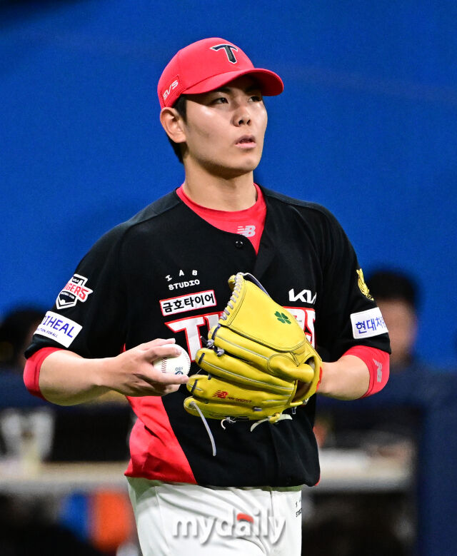 2026년 6월 23일 오후 서울 고척스카이돔에서 열린 '2026 신한 SOL KBO리그' KIA 타이거즈와 키움 히어로드의 경기. KIA 성영탁이 9회말 무사 1.2루서 구원등판하고 있다./마이데일리