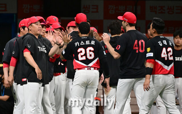 2026년 6월 23일 오후 서울 고척스카이돔에서 열린 '2026 신한 SOL KBO리그' KIA 타이거즈와 키움 히어로드의 경기. KIA 이범호 감독이 7-3으로 승리한 뒤 기뻐하고 있다./유진형 기자