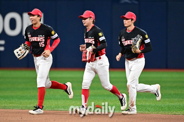 2026년 6월 23일 오후 서울 고척스카이돔에서 열린 '2026 신한 SOL KBO리그' KIA 타이거즈와 키움 히어로즈의 경기. KIA 박재현, 김호령, 박정우가 7-3으로 승리한 뒤 기뻐하고 있다./마이데일리