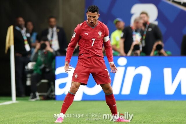 포르투갈이 24일 휴스턴 스타디움에서 열린 '2026 국제축구연맹(FIFA) 북중미 월드컵' 우즈베키스탄과의 K조 조별리그 2차전에서 5-0 완승을 거뒀다. 크리스티아누 호날두가 멀티골을 넣으며 역사상 최초로 월드컵 6개 대회 연속골을 기록했다./게티이미지코리아