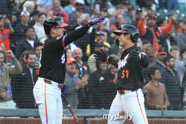 MLB 샌프란시스코에서 뛰고 있는 이정후는 24일 열린 애슬래틱스와 홈 경기 첫 타석에서 시즌 5호 홈런을 솔로포로 장식했다. 홈을 밟고 덕아웃으로 들어오는 도중 팀 동료와 함께 기뻐하고 있다. 이정후는 덕아웃에서 2026 FIFA 북중미 월드컵에 참가하고 있는 한국축구대표팀에게 응원을 보내는 박수 세리머니를 선보였다./게티이미지코리아