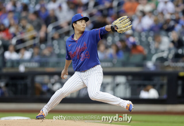 MLB 뉴욕 메츠에서 뛰고 있는 센가 고다이는 올 시즌 좀처럼 부진에서 벗어나지 못하고 있다. 24일 시카고 컵스전에 선발 등판했지만 3.2이닝 7실점으로 패전투수가 됐다./게티이미지코리아