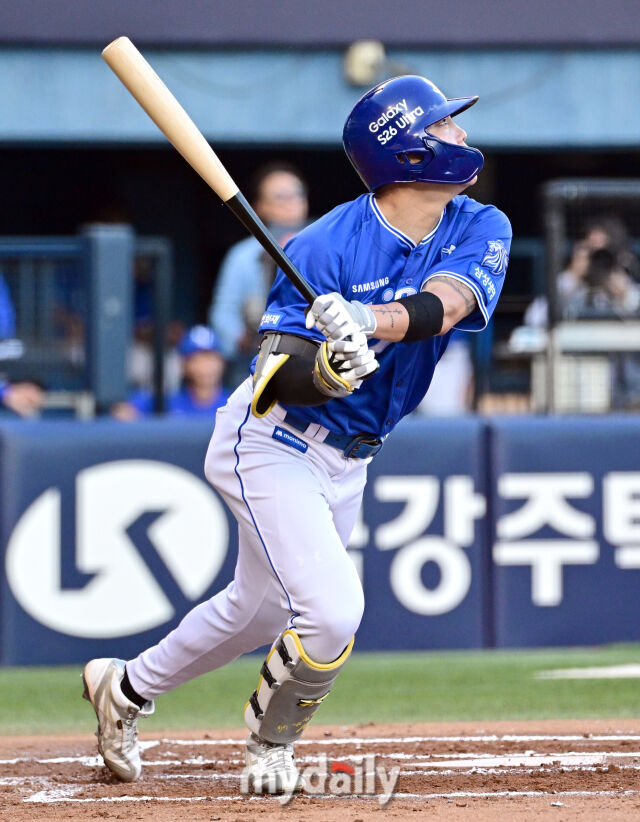 2026년 6월 24일 오후 서울 잠실구장에서 열린 '2026 신한 SOL KBO리그' 삼성 라이온즈와 LG 트윈스의 경기. 삼성 류지혁이 2회초 2사 2루서 타격하고 있다./마이데일리