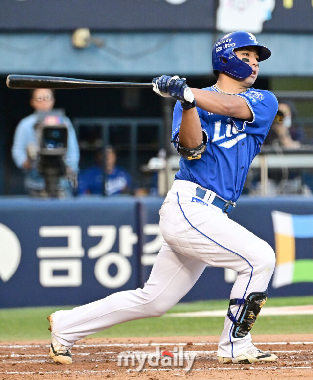 2026년 6월 24일 오후 서울 잠실구장에서 열린 '2026 신한 SOL KBO리그' 삼성 라이온즈와 LG 트윈스의 경기. 삼성 김영웅이 4회초 2사 1.2루서 타격하고 있다./마이데일리