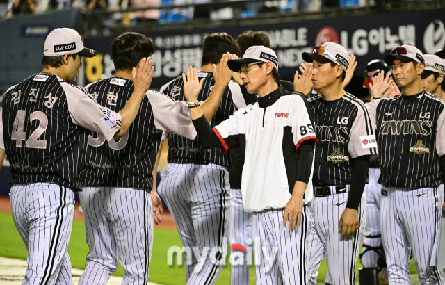 LG 염경엽 감독이 2-0으로 승리한 뒤 기뻐하고 있다./잠실=유진형 기자