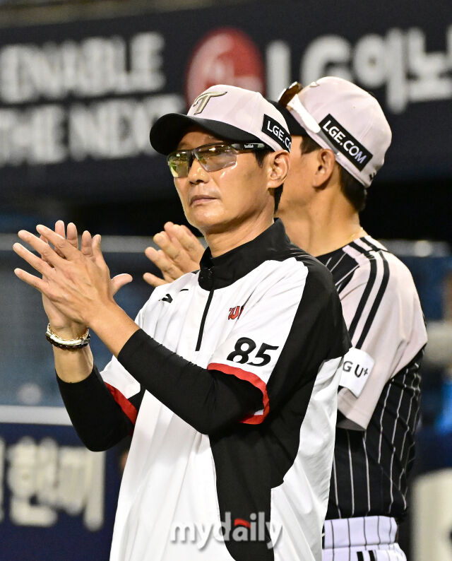 LG 염경엽 감독이 2-0으로 승리한 뒤 기뻐하고 있다./잠실=유진형 기자