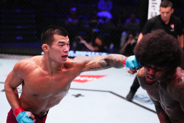 고석현(오른쪽)이 2024년 9월 이고르 카발칸티와 경기에서 펀치를 날리고 있다. /UFC 제공