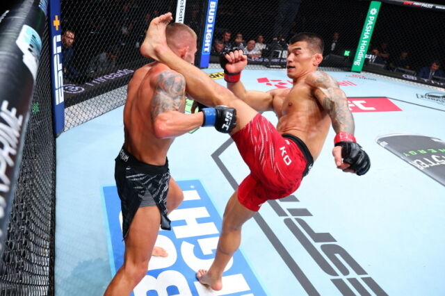 지난해 6월 오반 엘리엇(왼쪽)과 경기에서 헤드킥을 시도하는 고석현. /UFC 제공