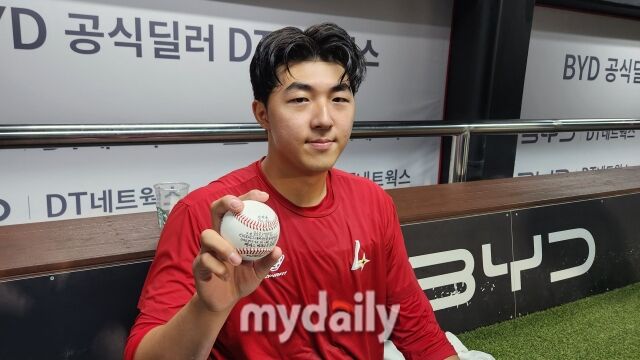 김민준이 6월 24일 수원 KT위즈파크에서 데뷔승 기념구를 들고 포즈를 취하고 있다./수원=김경현 기자