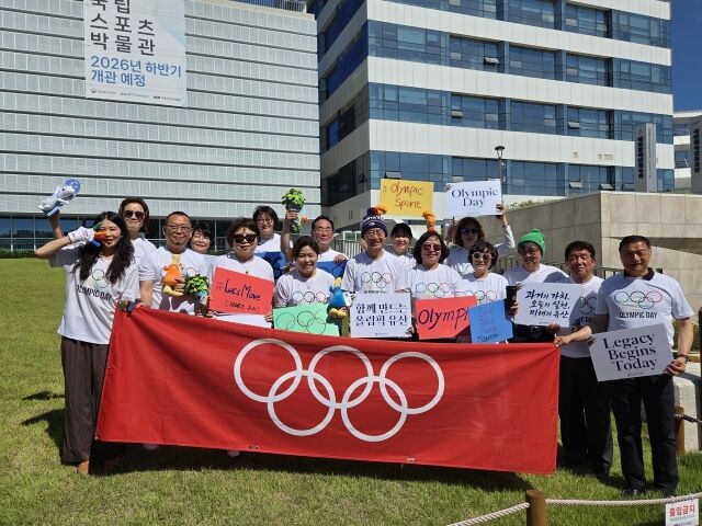 '2026올림픽의 날' 기념 행사 참가자들이 기념 촬영을 하고 있다. /한국올림픽유산협회 제공