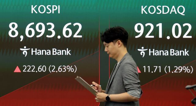 25일 오전 서울 중구 하나은행 딜링룸 전광판에 코스피 지수가 표시되고 있다. /뉴시스