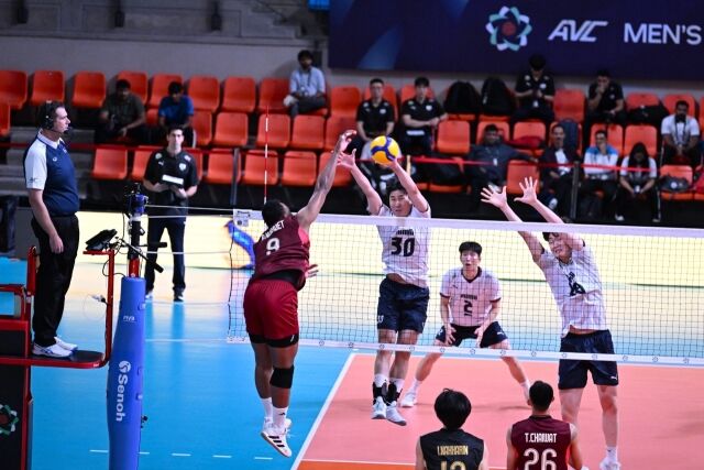 2026 AVC 컵대회에 참가 중인 한국남자배구대표팀 선수들이 태국과 조별리그 첫 경기 도중 상대 공격을 막기 위해 블로킹을 시도하고 있다./아시아배구연맹(AVC) 제공