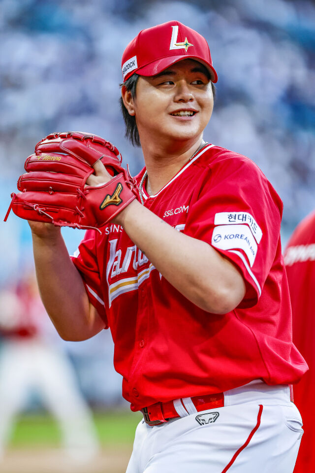 김민이 마운드에서 미소짓고 있다./SSG 랜더스 제공