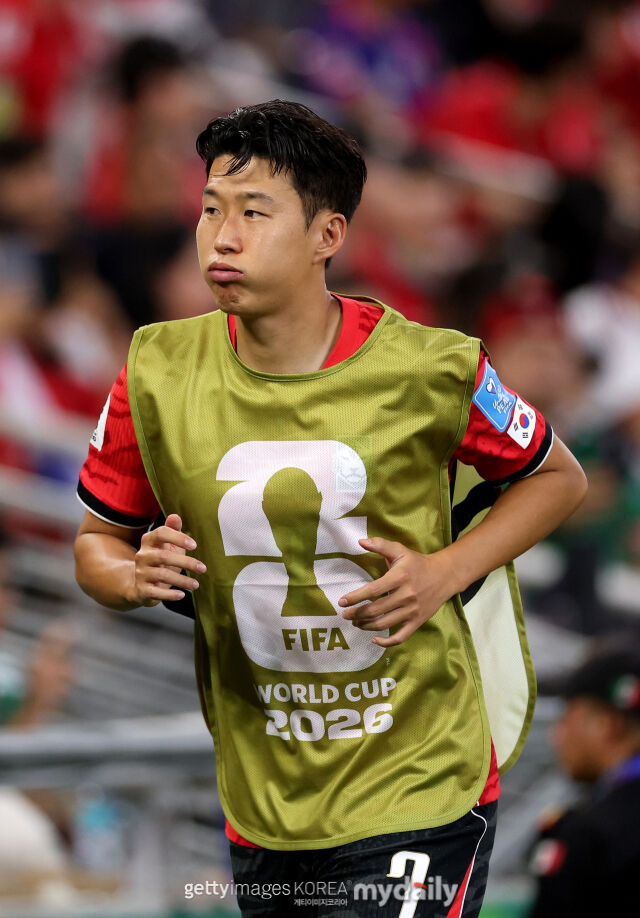 손흥민이 25일 오전 10시(한국시각) 멕시코 과달루페의 몬테레이 스타디움에서 열리는 2026 국제축구연맹(FIFA) 북중미 월드컵 조별리그 A조 3라운드 남아프리카공화국과의 맞대결에서 몸을 풀고 있다. /게티이미지코리아