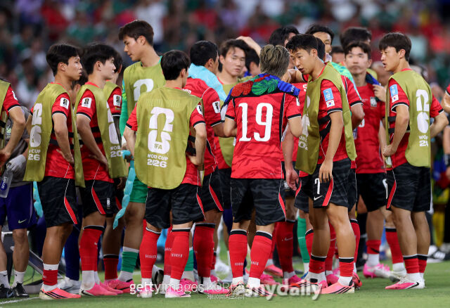 대한민국 축구대표팀이 25일 오전 10시(한국시각) 멕시코 과달루페의 몬테레이 스타디움에서 열리는 2026 국제축구연맹(FIFA) 북중미 월드컵 조별리그 A조 3라운드 남아프리카공화국과의 맞대결에서 하이드레이션 브레이크 동안 이야기를 나누고 있다. /게티이미지코리아