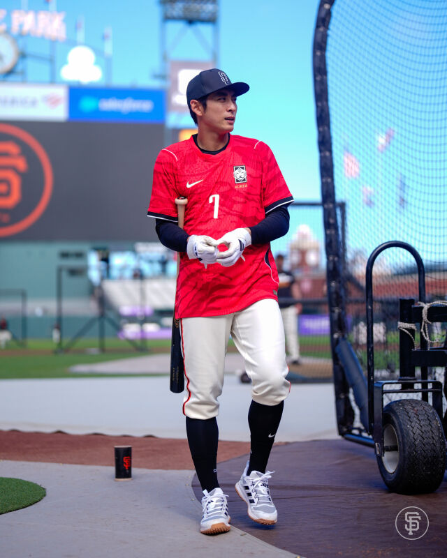 이정후가 손흥민 유니폼을 입고 한국 축구 대표팀에게 응원을 보냈다./샌프란시스코 자이언츠 X