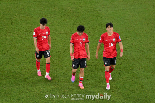 대한민국 축구대표팀이 25일 몬테레이 스타디움에서 열린 '2026 국제축구연맹(FIFA) 북중미 월드컵' A조 조별리그 3차전 남아공전에서 실점한 뒤 하이드레이션 브레이크를 맞이하고 있다./게티이미지코리아