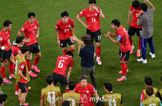 대한민국 축구대표팀이 25일 몬테레이 스타디움에서 열린 '2026 국제축구연맹(FIFA) 북중미 월드컵' A조 조별리그 3차전 남아공전에서 실점한 뒤 하이드레이션 브레이크를 맞이하고 있다./게티이미지코리아