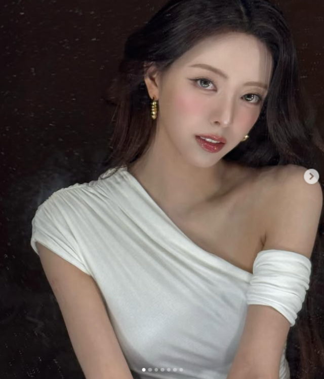 프랑스 모와지네에서 진행된 화보 촬영 현장 비하인드 컷으로 보이는 사진 속 유나는 깨끗하고 순수한 매력이 돋보이는 화이트 오프숄더 드레스를 착용하고 카메라를 응시하고 있다. /유나 소셜미디어