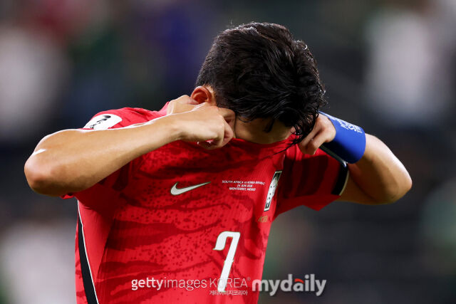 손흥민이 25일 남아공과 경기에서 0-1로 진 후 아쉬워하고 있다. /게티이미지코리아