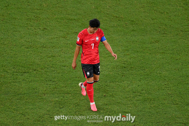 손흥민이 25일 남아공과 경기에서 0-1로 패한 후 퇴장하고 있다. /게티이미지코리아