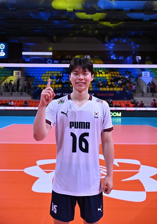 한국남자배구대표팀 소속 정한용이 25일 인도에서 열린 2026 AVC컵 B조 조별리그 오만전을 마치고 포즈를 취하고 있다. 정한용은 이날 22점을 올리며 한국이 풀세트 접전 끝에 오만에 3-2로 승리를 거두는데 주역이 됐다./아시아배구연맹(AVC) 제공