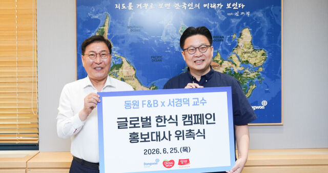 김성용 동원F&B 대표(왼쪽)와 서경덕 교수. /동원F&B